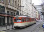 Der Museumszug mit dem M-Triebwagen 102 (ex602) und m-Beiwagen 1804 am 02.04.2006 in der Niddastrae an der Ausfahrt in die Dsseldorfer Strae, ein planmig nicht mehr befahrener Streckenabschnitt.