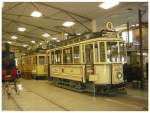 Triebwagen Nummer 345 der Bauart B (1907 bei Gastell gebaut) am 22.06.2006 im Verkehrsmuseum Schwanheim aufgenommen, dahinter der C-Triebwagen 375 mit dem Beiwagen 778 der Bauart c.