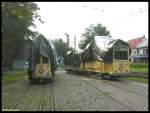 Die wetterfest eingepackten Zge Bauart F-f 411-1508 links und D-d 392-957 am 10.09.2006 abgestellt im Auengelnde vor der Halle Ost des Verkehrsmuseums Schwanheim, im Hintergrund zwischen beiden