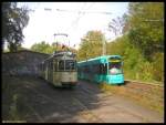 L-Triebwagen 124 (ex224) und l-Beiwagen 1242 standen als Sonderzug am 21.10.2006 vor der Wagenhalle in Neu-Isenburg, als der 9.