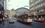 Im Sommer 1986 ist der L 238 auf der Münchener Straße als Linie 21 in Richtung Westbahnhof unterwegs, im Hintergrund der Frankurter Hauptbahnhof                              