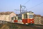 Frankfurt / Oder Tw 11 mit Bw 103 berqueren die Groe Mllroser Strae, 11.10.1991.