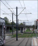 Durch die Berliner Allee in Freiburg -    Blick von der Haltestelle Technische Fakultät auf den Rasenbahnkörper in Mittellage der Berliner Allee.