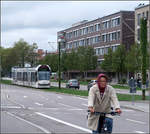 Durch die Berliner Allee in Freiburg -    Trotz der Straßenbahn und dem Radverkehr gibt es in der Berliner Allee dennoch vier Fahrspuren für die Autos.