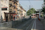 Mit der Straßenbahn in den Freiburger Westen -    Blick in die Haltestelle 'Eschholzstraße' jenseits der Stühlinger Brücke in Freiburg-Stühlingen.