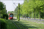 Mit der Straßenbahn nach Freiburg-Landwasser -     Eine Combino-Tram wird gleich in die Haltestelle Diakoniekrankenhaus einfahren.