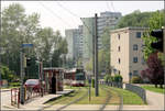 Durch Freiburg-Weingarten nach Haid -    Das Wohngebiet Weingarten wird im Gegensatz zu Landwasser von der Straßenbahn recht zentral durchfahren entlang der Straße 'Binsengrün.' Im Bild