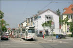 Durch Freiburg-Haslach ins Rieselfeld -    Eine GT8N-Straßenbahn verlässt die Haltestelle 'Scherrenplatz' in Fahrtrichtung Innenstadt.