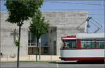 Die Straßenbahn in Freiburg-Rieselfeld -    Straßenbahn vor Sichtbeton.