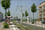 Die Straßenbahn in Freiburg-Rieselfeld -    An der Endhaltestelle 'Bollerstaudenstraße' wenden die Straßenbahnen in einer Wendeschleife, wie an vielen anderen Endstationen.