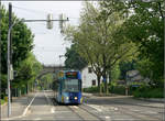 Mit der Straßenbahn nach Freiburg-Vauban -    Auch nach der Bahnbrücke muss aufgrund des hier engeren Straßenquerschnittes in den Fahrbahnen der Merzhauser Straße gefahren werden.