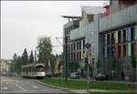 Mit der Straßenbahn nach Freiburg-Vauban -    Eine GT8N-Straßenbahn in der Merzhauser Straße, die hier diese Straße gleich verlassen wird und in die Vaubanallee einbiegen wird.