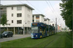 Mit der Straßenbahn nach Freiburg-Vauban -    Blick auf die begrünte Straßenbahntrasse in der Vaubanallee mit einer GT8Z-Straßenbahn.