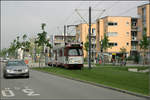 Mit der Straßenbahn nach Freiburg-Vauban -    Eine GT8N-Straßenbahn verlässt die Haltestelle 'Vauban-Mitte' in Richtung Innenstadt.