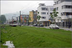 Mit der Straßenbahn nach Freiburg-Vauban -    Auf der Nordseite der Straßenbahntrasse in der Vaubanallee wurde ein Wassergraben angelegt, eine etwas andere Interpretation der Freiburger