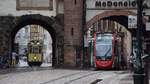 Straßenbahnbegegnungen zwischen alte Nr. 56 und neue Straßenbahn CAF Urbos 308 - Aufnahme am 21.07.2019