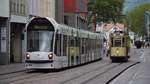 Zwei alte und neue Straßenbahn, Nr. 56 und Siemens Nr. 287 befahren parallel zur nächsten Haltestelle Bertoldsbrunnen - Aufnahme am 21.07.2019