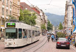 GT8Z auf der Linie 2 Günterstal-Hornusstraße am Martinstor in Freiburg.