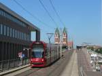 Combino-Straenbahn 285 auf der Linie 1 nach Littenweiler ist gerade aus dem Freiburger Hauptbahnhof ausgefahren.