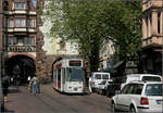 Ob die Bahn da durchpasst?     Freiburg am Martinstor mit einer Straßenbahn der Linie 3 nach Haid.