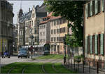 Die Straßenbahn kann hier am Stau vorbeifahren -    Ein Straßenbahntriebwagen vom Typ Combino Advanced in der Schwarzwaldstraße von der Haltestelle Brauerei Ganter aus gesehen.