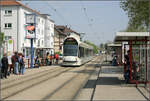 Am Alten Messplatz -    Ein Combino Advanced in der noch nicht niederflurgerecht ausgebauten Haltestelle Alter Messplatz auf der Strecke nach Littenweiler.