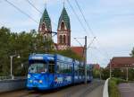 VAG: GT 8K 212  PEPSI  der Freiburger Verkehrs AG auf der Linie 3, kurz vor der Haltestelle Hauptbahnhof am 3. September 2015. Im Hintergrund ist die römisch katholische Herz-Jesu-Kirche ersichtlich, die in den Jahren 1892 bis 1897 errichtet wurde.
Foto: Walter Ruetsch 