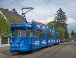 Freiburg GT8K 212 wirbt für Pepsi und ist noch immer fleißig unterwegs, hier als Fußballeinschub aufenommen bei der Rämerhof, 22.04.2016.