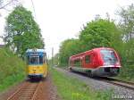 Tw 528 der Thringerwaldbahn  auf einer Hhe  mit 641 034 der DB AG.