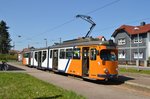 Wagen 522, des Typs GT8, steht an der Abfahrtshaltestelle, am 21.04.2016, in Tabarz bereit.