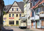 Fast wie damals als die Lindner Triebwagen noch das Bild der Halberstädter Straßenbahn prägten. Der Lindner Tw31 Baujahr 1939 durchquert die Gröperstraße mit ihren zahlreichen Fachwerkhäusern und passt sich perfekt ins Bild. Zuvor hatte der Lindner Triebwagen eine private Stadtrundfahrt absolviert und war nun auf den Weg zurück ins Depot.

Halberstadt 26.07.2019