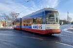 NGTW6-H Tw1 als Linie 2 zum Fiedhof der Halberstädter Verkehrs-GmbH am 30. November 2023 vor dem Bahnhof Halberstadt.