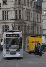 TW 646 als Linie 1E zum Steintor, aktuell nicht bis zur Frohen Zukunft, da in der   Dessauer  Straße die Gleisanlagen komplett erneuert und mittig verlegt werden.