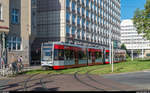 Triebwagen 689 und ein Schwesterfahrzeug der Strassenbahn Halle am 1. Juni 2017 beim Hauptbahnhof.