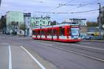 Nachschuss auf MGT6D, Wagen 651, der Halleschen Verkehrs-AG (HAVAG) als Linie 10 von Hauptbahnhof nach Göttinger Bogen, die soeben die Berliner Brücke verlässt und die Haltestelle