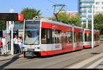 MGT-K (Bombardier Flexity Classic), Wagen 667 und 6??, der Halleschen Verkehrs-AG (HAVAG) als Linie 10 von Göttinger Bogen nach Hauptbahnhof erreichen die Haltestelle Rennbahnkreuz.