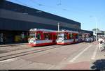 MGT6D, Wagen 627, der Halleschen Verkehrs-AG (HAVAG) als Linie 13 von Rennbahnkreuz nach Trotha trifft auf MGT6D, Wagen 636, als Linie 16 von Beesen nach Göttinger Bogen an der Haltestelle