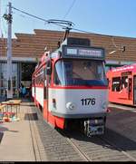 Tatra T4D-C, Wagen 1176, der Halleschen Verkehrs-AG (HAVAG) steht anlässlich des Tags der offenen Tore im HAVAG Betriebshof in der Freiimfelder Straße in Halle (Saale).
[1.9.2018 | 10:11 Uhr]