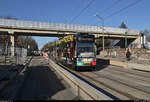 VDE 8 Komplexmaßnahme Halle Rosengarten–Angersdorf  ▶ Standort: Halle Rosengarten    Durch die Großbaustelle bahnt sich Duewag/Siemens MGT6D, Wagen 630, mit Werbung für die