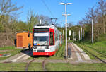 Duewag/Siemens MGT6D, Wagen 615 und 611, warten in der Haltestelle Soltauer Straße in Halle (Saale) auf Abfahrt.