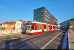 Am Hotel Ankerhof und Mitteldeutschen Multimediazentrum in Halle (Saale) wechseln Duewag/Siemens MGT6D, Wagen 609 und 602, die Saale-Seite.

🧰 Hallesche Verkehrs-AG (HAVAG)
🚋 Linie 9 Hauptbahnhof–Göttinger Bogen
🕓 10.1.2024 | 14:47 Uhr