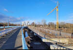 Schon in der zweiten Jahreshälfte sollen die Straßenbahnen über  Elisabeth die Dritte , wie die neue Brücke über die Elisabeth-Saale in Halle (Saale) genannt wird, fahren. Die noch in Betrieb befindliche Brücke wird dann abgerissen. Anfang des Jahres waren Kräne zugange und das Bauwerk nahm allmählich Form an.

🕓 15.1.2024 | 10:43 Uhr