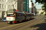 Wagen 1160, ein weiterer Triebwagen und ein Beiwagen verkehren zusammen auf der Linie 2 am 20.8.2010 in Halle/Saale.