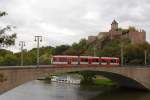 Ein Straenbahnzug der  HAVAG  unterwegs auf der Linie 7 in Richtung Halle-Krllwitz am 05.10.2011 beim berqueren der Giebichensteinbrcke ber die Saale, direkt vor der gleichnamigen Burg.