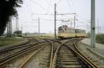 Hannover STRA SL 11 (T4 320) Rethen am 26. Juni 1981. - Links im Hintergrund ist ein Stadtbahn-GT8 auf der Linie 18 zu sehen.