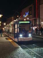 Tram 624 der Stadtwerke Jena ist hier am späten Nachmittag am 12.12.2023 auf dem Teichgraben in Jena in Richtung Ernst Abbe Platz unterwegs. 