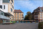 Städtische Situation mit Straßenbahn -    Karlsruhe, Gartenstraße bei der Haltestelle Lessingstraße.