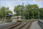 Mit der Straßenbahn nach Karlsruhe-Waldstraße -    Die Bahnsteige der Endhaltestelle 'Europäische Schule' in Waldstadt sind schon etwas in die Schleifen hineingezogen.