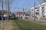 Mit der Straßenbahn nach Knielingen-Nord -    Der Rasenbahnkörper in der Egon-Eiermann-Allee.