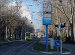 Straßenbahn unter Dampf -     Blick von der Haltestelle Yorkstraße nach Westen in die Kaiseralle mit einem sich nähernden Zug auf der Linie 3.